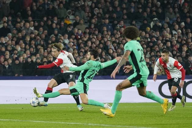 ROTTERDAM, 28-11-2023, Stadium de Kuip, UEFA Champions League, 2023 2024, Group stage, Feyenoord - Atletico Madrid, (L-R) Feyenoord player Ayase Ueda, Atletico Madrid player Mario Hermoso during the match Feyenoord - Atletico Madrid Feyenoord - Atletico Madrid  x23324615x Copyright: