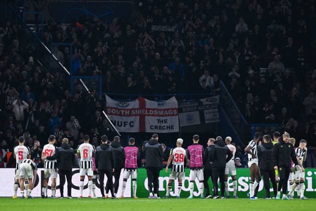 Newcastle players celebrates with fans during the UEFA Champions League match between PSG and Newcastle at Parc Des Princes on November 28, 2023 in Paris, France. ( Photo by federico pestellini panoramic ) - FOOTBALL : Paris Saint Germain vs Newcastle - Ligue des Champions - 28 11 2023 FedericoPestellini Panoramic 