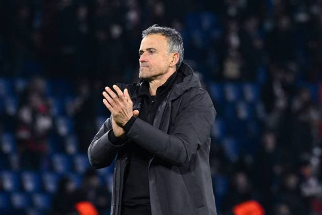Luis Enrique ( coach PSG ) applauds the fans following the UEFA Champions League match between PSG and Newcastle at Parc Des Princes on November 28, 2023 in Paris, France. ( Photo by federico pestellini panoramic ) - FOOTBALL : Paris Saint Germain vs Newcastle - Ligue des Champions - 28 11 2023 FedericoPestellini Panoramic 
