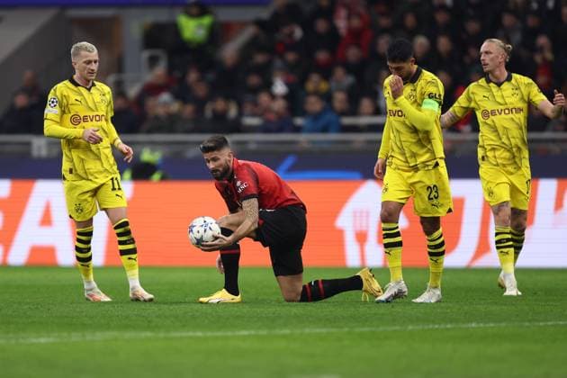 Ac Milan - Borussia Dortmund Olivier Giroud of Ac Milan looks dejected during the Uefa Champions League Group F match beetween Ac Milan and the Borussia Dortmund at Stadio Giuseppe Meazza on November 28 2023 in Milan, Italy . Milano Stadio Giuseppe Meazza Italy Copyright: xMarcoxCanonierox