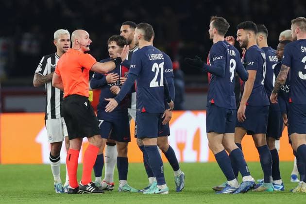 Paris Saint-Germain FC v Newcastle United FC Paris Saint-Germain defender Lucas Hernandez (21) and Paris Saint-Germain midfielder Fabian Ruiz (8) protest with Referee Szymon Marciniak POL during the Paris Saint-Germain FC v Newcastle United FC UEFA Champions League Round 1 Group F match at Parc de Princes, Paris, France on 28 November 2023 Editorial Use Only Copyright: xIMAGO EveryxSecondxMediax ESM-0859-0060
