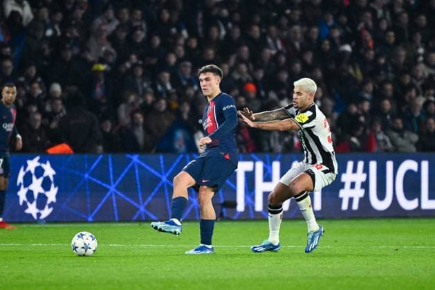 Manuel Ugarte ( 4 - PSG ) and Bruno Guimaraes ( 39 - Newcastle ) during the UEFA Champions League match between PSG and Newcastle at Parc Des Princes on November 28, 2023 in Paris, France. ( Photo by federico pestellini panoramic ) - FOOTBALL : Paris Saint Germain vs Newcastle - Ligue des Champions - 28 11 2023 FedericoPestellini Panoramic 