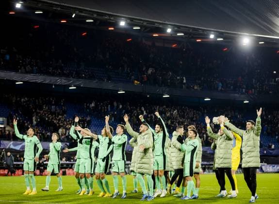 ROTTERDAM - Atletico Madrid players celebrate winning the UEFA Champions League Group E match between Feyenoord and Atletico Madrid at Feyenoord Stadion de Kuip on November 28, 2023 in Rotterdam, Netherlands. ANP SEM VAN DER WAL UEFA Champions League 2023 24 2023 2024 xVIxANPxSportx xxANPxIVx 484982844 originalFilename: 484982844.jpg