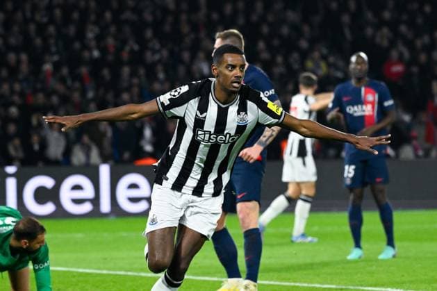Alexander Isak ( 14 - Newcastle ) celebrates after scoring during the UEFA Champions League match between PSG and Newcastle at Parc Des Princes on November 28, 2023 in Paris, France. ( Photo by federico pestellini panoramic ) - FOOTBALL : Paris Saint Germain vs Newcastle - Ligue des Champions - 28 11 2023 FedericoPestellini Panoramic 