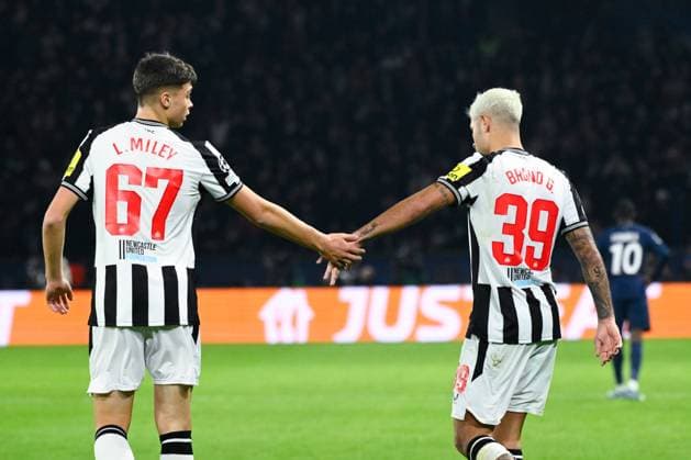 L MILEY ( 67 - Newcastle ) and Bruno Guimaraes ( 39 - Newcastle ) celebrate during the UEFA Champions League match between PSG and Newcastle at Parc Des Princes on November 28, 2023 in Paris, France. ( Photo by federico pestellini panoramic ) - FOOTBALL : Paris Saint Germain vs Newcastle - Ligue des Champions - 28 11 2023 FedericoPestellini Panoramic 