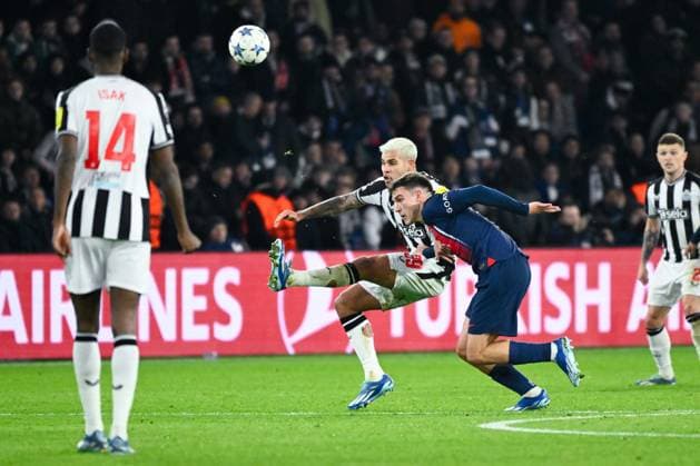Bruno Guimaraes ( 39 - Newcastle ) and Manuel Ugarte ( 4 - PSG ) during the UEFA Champions League match between PSG and Newcastle at Parc Des Princes on November 28, 2023 in Paris, France. ( Photo by federico pestellini panoramic ) - FOOTBALL : Paris Saint Germain vs Newcastle - Ligue des Champions - 28 11 2023 FedericoPestellini Panoramic 