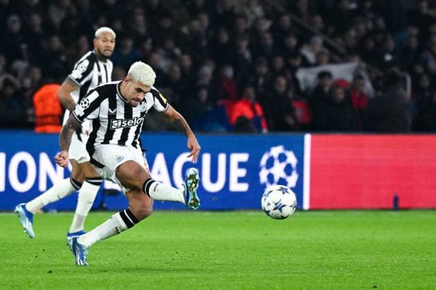 Bruno Guimaraes ( 39 - Newcastle ) during the UEFA Champions League match between PSG and Newcastle at Parc Des Princes on November 28, 2023 in Paris, France. ( Photo by federico pestellini panoramic ) - FOOTBALL : Paris Saint Germain vs Newcastle - Ligue des Champions - 28 11 2023 FedericoPestellini Panoramic 