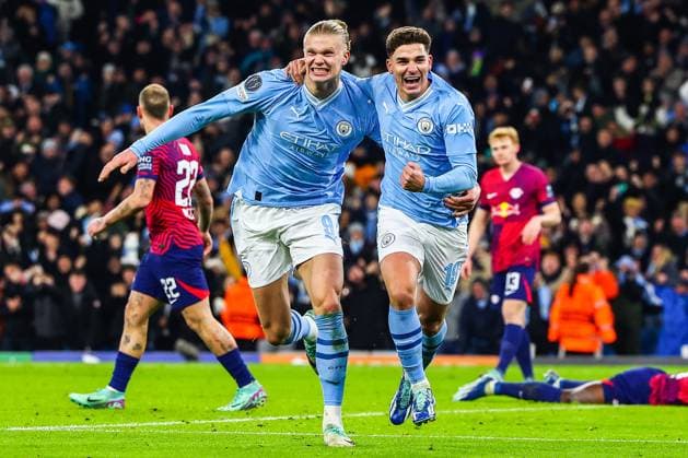 Manchester City FC v RB Leipzig FC Julian Ãlvarez of Manchester City scores his sides third goal of the match and celebrates with Erling Haland during the Manchester City FC v RB Leipzig FC UEFA Champions League Round 1 Group G match at Etihad Stadium, Manchester, England, United Kingdom on 28 November 2023 Editorial Use Only Copyright: xIMAGO EveryxSecondxMediax ESM-0860-0059