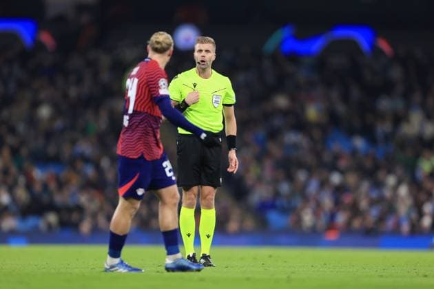 Fußball UEFA Champions League Gruppe G Manchester City gegen RB Leipzig 28. November 2023 UEFA Champions League Gruppe G Manchester City gegen RB Leipzig Schiedsrichter Glenn Nyberg gestikuliert bei Xaver Schlager von RB Leipzig Foto Simon Stacpoole Abseits Manchester UK  Copyright: xSimonxStacpoolexOffside