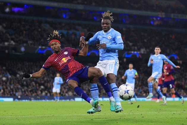 Fußball UEFA Champions League Gruppe G Manchester City gegen RB Leipzig 28. November 2023 UEFA Champions League Gruppe G Manchester City gegen RB Leipzig Mohamed Simakan von RB Leipzig im Zweikampf mit Jeremy Doku von Manchester City Foto Simon Stacpoole Abseits Manchester UK  Copyright: xSimonxStacpoolexOffside