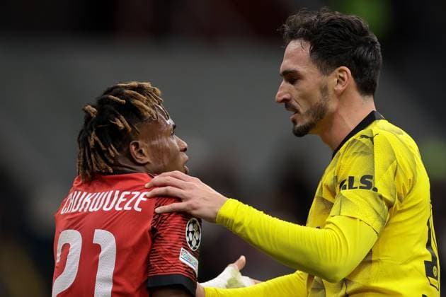 AC Milan v Borussia Dortmund - UEFA Champions League - Group F - Giuseppe Meazza November 28, 2023, Milan: Milan, Italy, 28th November 2023. Mats Hummels of Borussia Dortmund reacts towards Samuel Chukwueze of AC Milan following a late challenge on Gregor Kobel of Borussia Dortmund during the UEFA Champions League match at Giuseppe Meazza, Milan. (Credit Image: Ã‚Â Jonathan Moscrop Sportimage Cal Media) Milan EDITORIAL USE ONLY Copyright: xx ZUMA-20231128_faf_si1_332.jpg JonathanxMoscropx csmphotothree205000