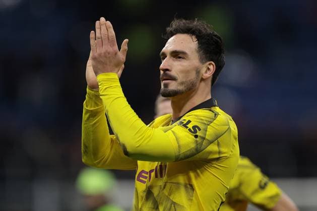 Milan, Italy, 28th November 2023. Mats Hummels of Borussia Dortmund applauds the fans following the final whistle of the UEFA Champions League match at Giuseppe Meazza, Milan. Picture credit should read: Jonathan Moscrop Sportimage EDITORIAL USE ONLY. No use with unauthorised audio, video, data, fixture lists, club league logos or live services. Online in-match use limited to 120 images, no video emulation. No use in betting, games or single club league player publications. SPI-2754-0097