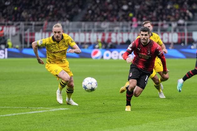 MILAN, ITALY NOVEMBER 28 Marius Wolf of Dortmund L against Christian Pulisic of Milan R during the UEFA Champions League Group Stage match between AC Milan and Borussia Dortmund at Stadio Giuseppe Meazza on November 28, 2023 in Milan, Italy Copyright: xJustPictures.ch JarixPestelaccix jp-en-EuSpIm-JPH00568