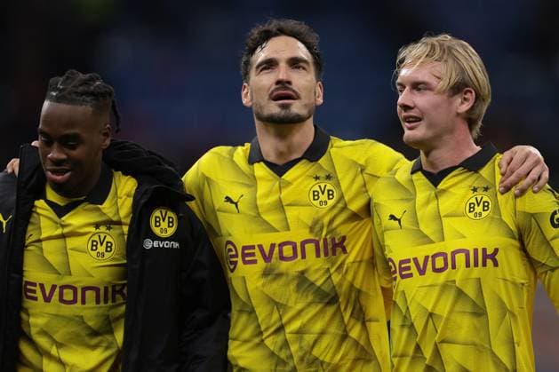 AC Milan v Borussia Dortmund - UEFA Champions League - Group F - Giuseppe Meazza November 28, 2023, Milan: Milan, Italy, 28th November 2023. Mats Hummels of Borussia Dortmund ( centre ) celebrates the 3-1 victory with team mates following the final whistle of the UEFA Champions League match at Giuseppe Meazza, Milan. (Credit Image: Ã‚Â Jonathan Moscrop Sportimage Cal Media) Milan EDITORIAL USE ONLY Copyright: xx ZUMA-20231128_faf_si1_361.jpg JonathanxMoscropx csmphotothree205036
