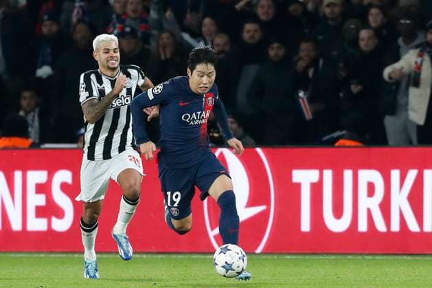 Lee Kang-In (PSG) vs Bruno Guimaraes (Newcastle) FOOTBALL : Paris Saint Germain Vs Newcastle - Ligue des Champions - 28 11 2023 MichaelBaucher Panoramic 