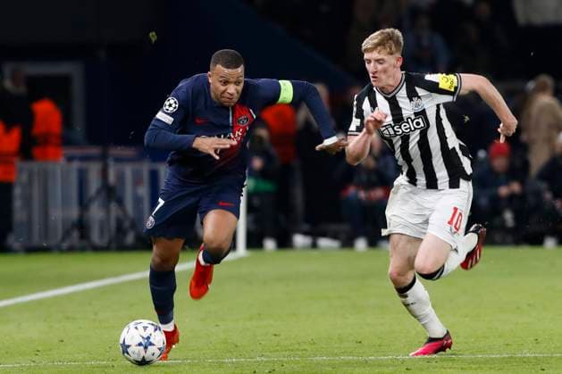 Kylian Mbappe (PSG) vs Anthony Gordon (Newcastle) FOOTBALL : Paris Saint Germain Vs Newcastle - Ligue des Champions - 28 11 2023 MichaelBaucher Panoramic 