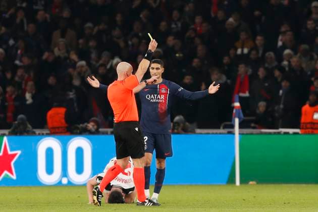 Szymon Marciniak (arbitre) - Achraf Hakimi (PSG) FOOTBALL : Paris Saint Germain Vs Newcastle - Ligue des Champions - 28 11 2023 MichaelBaucher Panoramic 