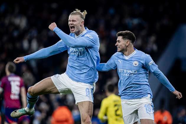 Manchester, England, Nov 28th 2023: Julian Alvarez of Man City celebrates with Erling Haaland after scoring the winning goal (3-2) during the UEFA Champions League football match between Manchester City and Red Bull Leipzig at the Etihad Stadium in Manchester. Manchester City won 3-2 (Danilo Fernandes SPP) Copyright: xDaniloxFernandesx xSPPx spp-en-DaFeSp-RC3_ManC_Leipzig_25Nov2023_DANILO_371