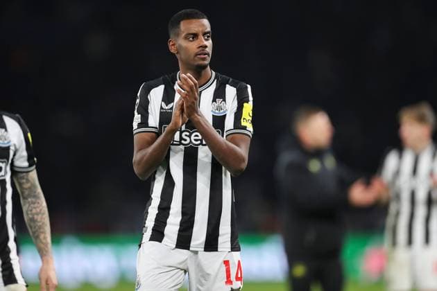 Paris Saint-Germain FC v Newcastle United FC Newcastle United forward Alexander Isak (14) gestures to the fans after the 1-1 draw during the Paris Saint-Germain FC v Newcastle United FC UEFA Champions League Round 1 Group F match at Parc de Princes, Paris, France on 28 November 2023 Editorial Use Only Copyright: xIMAGO EveryxSecondxMediax ESM-0859-0070