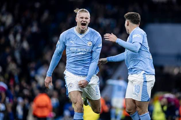 Manchester, England, Nov 28th 2023: Julian Alvarez of Man City celebrates with Erling Haaland after scoring the winning goal (3-2) during the UEFA Champions League football match between Manchester City and Red Bull Leipzig at the Etihad Stadium in Manchester. Manchester City won 3-2 (Danilo Fernandes SPP) Copyright: xDaniloxFernandesx xSPPx spp-en-DaFeSp-RC3_ManC_Leipzig_25Nov2023_DANILO_373