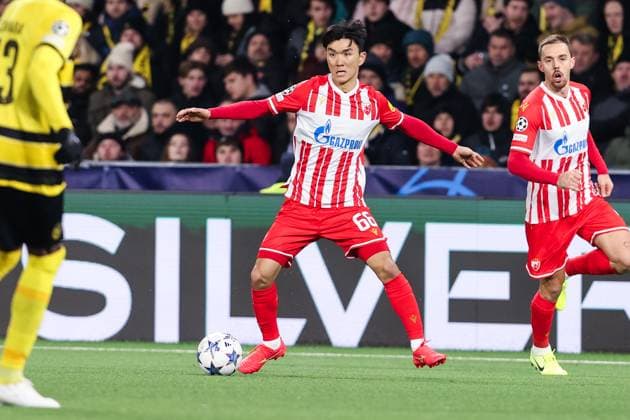 BERN, SWITZERLAND NOVEMBER 28 Inbeom Hwang of Crvena zvezda in action during the UEFA Champions League Group Stage match between BSC Young Boys and FK Crvena zvezda at Stadion Wankdorf on November 28, 2023 in Bern, Switzerland Bern Stadion Wankdorf Bern Switzerland Copyright: xJustPictures.ch LuigixRizzox jp-en-EuSpIm-Y.Boys_Crvena_28Nov2023_00060