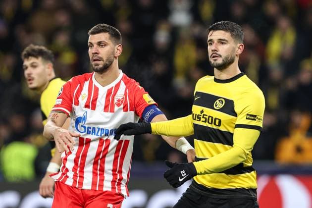 BERN, SWITZERLAND NOVEMBER 28 Aleksandar Dragovic of Crvena zvezda L against Loris Benito of Young Boys R during the UEFA Champions League Group Stage match between BSC Young Boys and FK Crvena zvezda at Stadion Wankdorf on November 28, 2023 in Bern, Switzerland Bern Stadion Wankdorf Bern Switzerland Copyright: xJustPictures.ch LuigixRizzox jp-en-EuSpIm-Y.Boys_Crvena_28Nov2023_00065