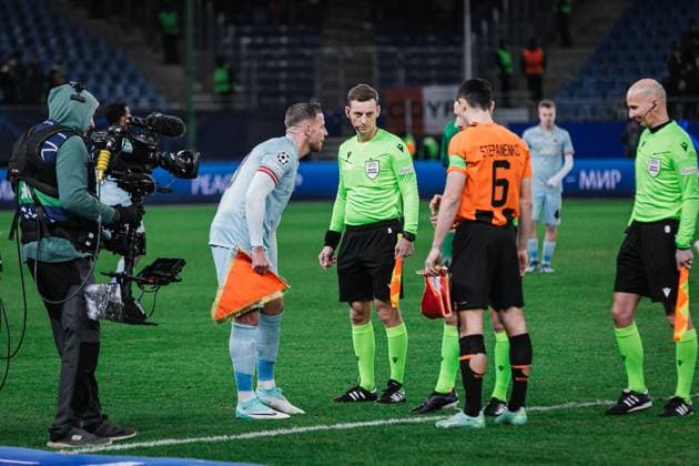 Soccer I Men I Season 2023 2024 I UEFA Champions League I Matchday 5 I Shakhtar Donetsk Royal Antwerp FC I 28 11 2023 Toby Alderweireld 23, Royal Antwerp FC and Taras Stepanenko 6, Shakhtar Donetsk at the side selection Hamburg Volksparkstadion Hamburg Germany Copyright: xLobecax xHenningxRohlfsx