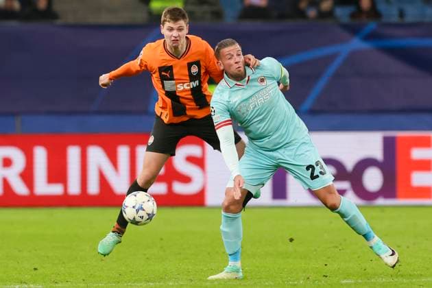 Germany, Hamburg, 28 11 2023, Volksparkstadion, Shakhtar Donetsk vs Royal Antwerp FC UEFA Champions League 2023 2024 Group H, Valeriy Bondar Shakhtar Donetsk and Toby Alderweireld Royal Antwerp FC battle for the ball Hamburg Volksparkstadion Germany  eu-images-108