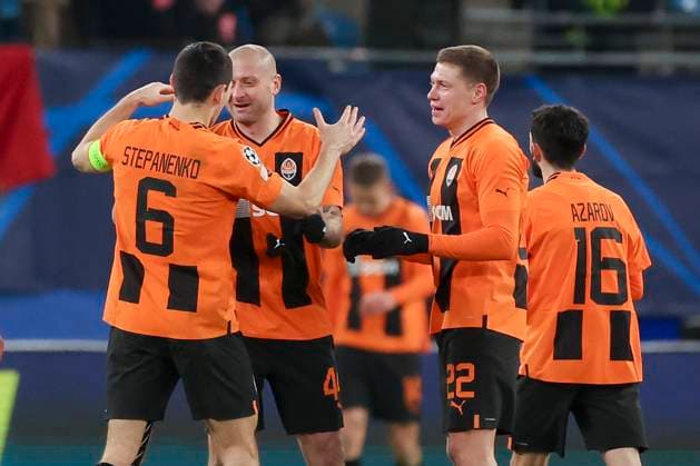 Germany, Hamburg, 28 11 2023, Volksparkstadion, Shakhtar Donetsk vs Royal Antwerp FC UEFA Champions League 2023 2024 Group H, Taras Stepanenko Shakhtar Donetsk , Yaroslav Rakitskyy Shakhtar Donetsk , Mykola Matviyenko Shakhtar Donetsk and Irakli Azarov Shakhtar Donetsk cheer Hamburg Volksparkstadion Germany  eu-images-108