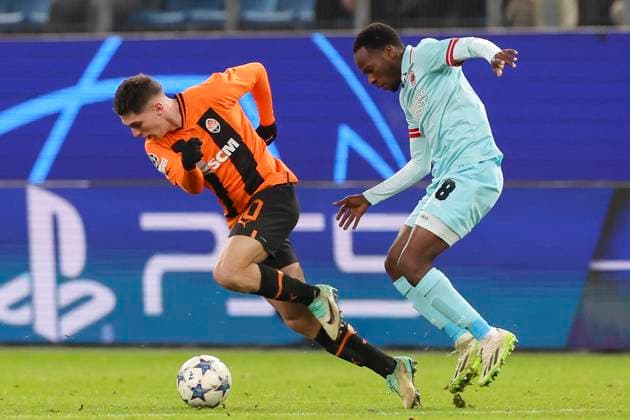 Germany, Hamburg, 28 11 2023, Volksparkstadion, Shakhtar Donetsk vs Royal Antwerp FC UEFA Champions League 2023 2024 Group H, Georgiy Sudakov Shakhtar Donetsk and Alhassan Yusuf Royal Antwerp FC battle for the ball Hamburg Volksparkstadion Germany  eu-images-108