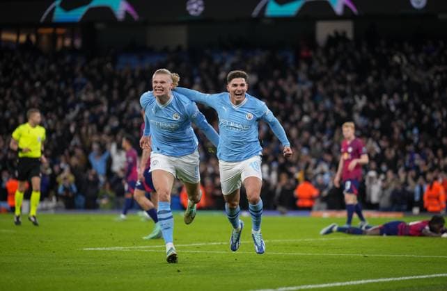 Julian Alvarez(19) celebrates scoring the winning goal with Erling Haaland of Man City during the UEFA Champions League match between Manchester City and RB Leipzig at the Etihad Stadium, Manchester, England on 28 November 2023. Copyright: xAndyxRowlandx PMI-5925-0002