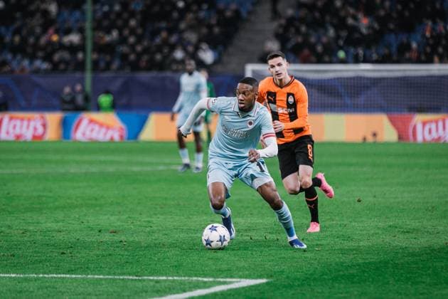 Soccer I Men I Season 2023 2024 I UEFA Champions League I Matchday 5 I Shakhtar Donetsk Royal Antwerp FC I 28 11 2023 Michel Balikwisha 10, Royal Antwerp FC is followed by Dmytro Kryskiv 8, Shakhtar Donetsk Hamburg Volksparkstadion Hamburg Germany Copyright: xLobecax xHenningxRohlfsx