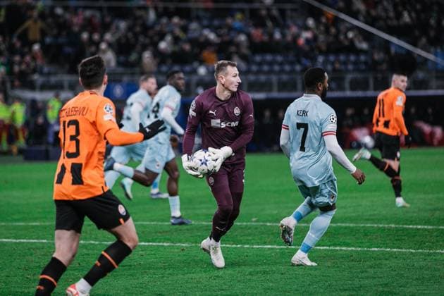 Soccer I Men I Season 2023 2024 I UEFA Champions League I Matchday 5 I Shakhtar Donetsk Royal Antwerp FC I 28 11 2023 Dmytro Riznyk 31, Shakhtar Donetsk with ball in hand Hamburg Volksparkstadion Hamburg Germany Copyright: xLobecax xHenningxRohlfsx