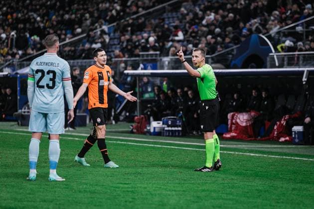 Soccer I Men I Season 2023 2024 I UEFA Champions League I Matchday 5 I Shakhtar Donetsk Royal Antwerp FC I 28 11 2023 Referee Bartosz Frankowski admonishes Toby Alderweireld 23, Royal Antwerp FC and Taras Stepanenko 6, Shakhtar Donetsk Hamburg Volksparkstadion Hamburg Germany Copyright: xLobecax xHenningxRohlfsx