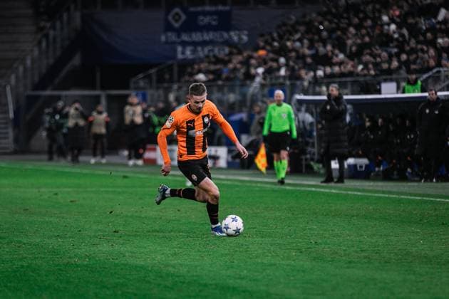 Soccer I Men I Season 2023 2024 I UEFA Champions League I Matchday 5 I Shakhtar Donetsk Royal Antwerp FC I 28 11 2023 Danylo Sikan 14, Shakhtar Donetsk on the ball Hamburg Volksparkstadion Hamburg Germany Copyright: xLobecax xHenningxRohlfsx