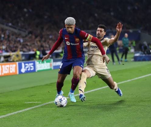 November 28, 2023, Sabadell, Barcelona, Spain: Barcelona Spain 28.11.2023 Ronald Araujo FC Barcelona, Barca ) and Mehdi Taremi (FC Porto) battle for the ball during the UEFA Champions League between FC Barcelona and FC Porto at Estadi Olimpic Lluis Companys on 28 November 2023 in Barcelona. Sabadell Spain - ZUMAu50_ 20231128_zsp_u50_014 Copyright: xXavixUrgelesx