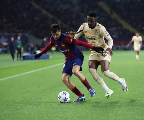 November 28, 2023, Sabadell, Barcelona, Spain: Barcelona Spain 28.11.2023 Pedri Gonzalez FC Barcelona, Barca ) and Zaidu Sanusi (FC Porto) battle for the ball during the UEFA Champions League between FC Barcelona and FC Porto at Estadi Olimpic Lluis Companys on 28 November 2023 in Barcelona. Sabadell Spain - ZUMAu50_ 20231128_zsp_u50_024 Copyright: xXavixUrgelesx