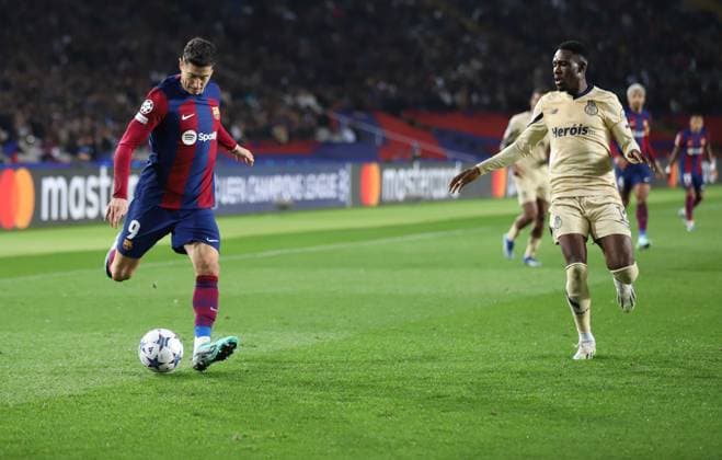 November 28, 2023, Sabadell, Barcelona, Spain: Barcelona Spain 28.11.2023 Robert Lewandowski FC Barcelona, Barca ) and Zaidu Sanusi (FC Porto) battle for the ball during the UEFA Champions League between FC Barcelona and FC Porto at Estadi Olimpic Lluis Companys on 28 November 2023 in Barcelona. Sabadell Spain - ZUMAu50_ 20231128_zsp_u50_032 Copyright: xXavixUrgelesx