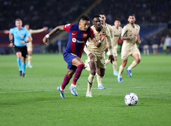 November 28, 2023, Sabadell, Barcelona, Spain: Barcelona Spain 28.11.2023 Raphinha FC Barcelona, Barca ) control the ball during the UEFA Champions League between FC Barcelona and FC Porto at Estadi Olimpic Lluis Companys on 28 November 2023 in Barcelona. Sabadell Spain - ZUMAu50_ 20231128_zsp_u50_051 Copyright: xXavixUrgelesx