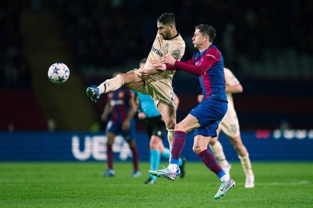 (231129) -- BARCELONA, Nov. 29, 2023 -- Robert Lewandowski (R) of Barcelona vies with Alan Varela of Porto during the UEFA Champions League Group H match between FC Barcelona, Barca and FC Porto in Barcelona, Spain, on Nov. 28, 2023. (Photo by Xinhua) (SP)SPAIN-BARCELONA-FOOTBALL-UEFA CHAMPIONS LEAGUE-BARCELONA VS FC PORTO JoanxGosa 
