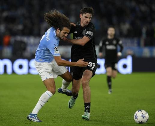 (231129) -- ROME, Nov. 29, 2023 -- Lazio s Matteo Guendouzi (L) vies with Celtic s Matthew O Riley during the UEFA Champions League Group E match between Lazio and Celtic in Rome, Italy, Nov. 28, 2023. (Photo by Xinhua) (SP)ITALY-ROME-UEFA CHAMPIONS-LAZIO VS CELTIC AugustoxCasasoli 