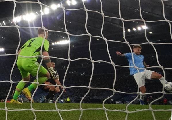 (231129) -- ROME, Nov. 29, 2023 -- Lazio s Ciro Immobile (R) scores his first goal during the UEFA Champions League Group E match between Lazio and Celtic in Rome, Italy, Nov. 28, 2023. (Photo by Xinhua) (SP)ITALY-ROME-UEFA CHAMPIONS-LAZIO VS CELTIC AugustoxCasasoli 