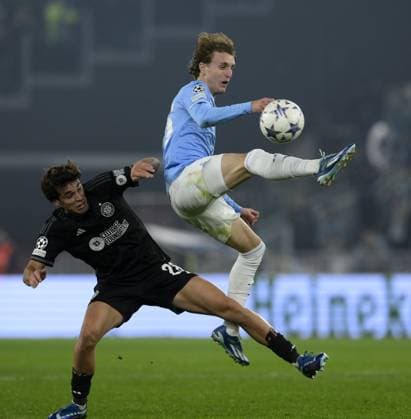 (231129) -- ROME, Nov. 29, 2023 -- Lazio s Nicolo Rovella (R) vies with Celtic s Paulo Bernardo during the UEFA Champions League Group E match between Lazio and Celtic in Rome, Italy, Nov. 28, 2023. (Photo by Xinhua) (SP)ITALY-ROME-UEFA CHAMPIONS-LAZIO VS CELTIC AugustoxCasasoli 