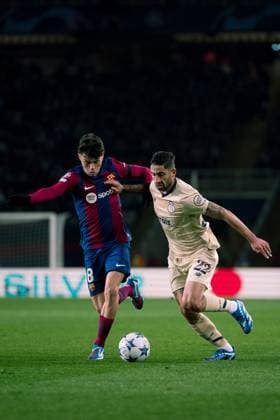(231129) -- BARCELONA, Nov. 29, 2023 -- Pedri (L) of Barcelona vies with Alan Varela of Porto during the UEFA Champions League Group H match between FC Barcelona, Barca and FC Porto in Barcelona, Spain, on Nov. 28, 2023. (Photo by Xinhua) (SP)SPAIN-BARCELONA-FOOTBALL-UEFA CHAMPIONS LEAGUE-BARCELONA VS FC PORTO JoanxGosa 