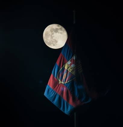 Sport Bilder des Tages (231129) -- BARCELONA, Nov. 29, 2023 -- This photo taken on Nov. 28, 2023, shows the moon and Barcelona s flag before the UEFA Champions League Group H match between FC Barcelona, Barca and FC Porto in Barcelona, Spain, on Nov. 28, 2023. (Photo by Xinhua) (SP)SPAIN-BARCELONA-FOOTBALL-UEFA CHAMPIONS LEAGUE-BARCELONA VS FC PORTO JoanxGosa 