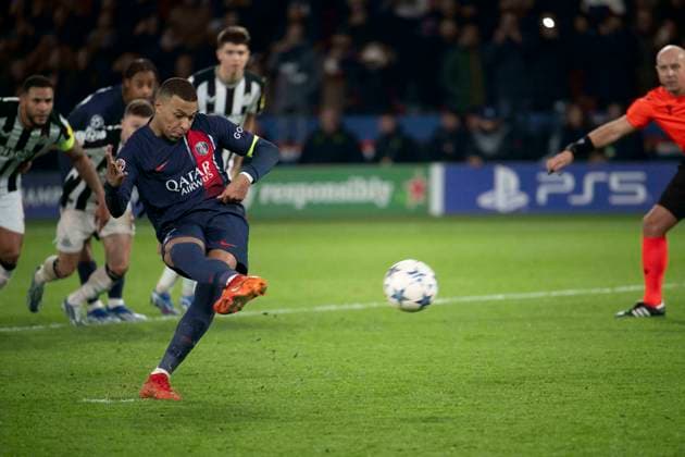 Sport Bilder des Tages Champions League - PSG v Newcastle Paris Saint-Germain s French forward 07 Kylian Mbappe reacts at the end of the UEFA Champions League 1st round, day 5, Group F football match between Paris Saint-Germain (PSG) and Newcastle United on November 28, 2023 at the Parc des Princes stadium in Paris, France.Photo by Eliot Blondet ABACAPRESS.COM Paris  Copyright: xBlondetxEliot ABACAx