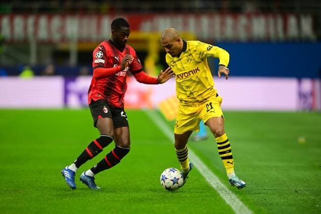 Italy, Milan, 28 11 2023, San Siro Stadium, AC Milan Borussia Dortmund UEFA Champions League 2023 2024 Group F, Fikayo Tomori of AC Milan and Donyell Malen of Borussia Dortmund battle for the ball Milan San Siro Stadium Lombardy Italy  eu-images-560