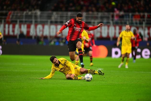 Italy, Milan, 28 11 2023, San Siro Stadium, AC Milan Borussia Dortmund UEFA Champions League 2023 2024 Group F, Mats Hummels of Borussia Dortmund and Ruben Loftus Cheek of AC Milan battle for the ball Milan San Siro Stadium Lombardy Italy  eu-images-560