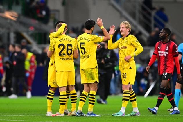 Italy, Milan, 28 11 2023, San Siro Stadium, AC Milan Borussia Dortmund UEFA Champions League 2023 2024 Group F, Borussia Dortmund players celebrate after winning Milan San Siro Stadium Lombardy Italy  eu-images-560
