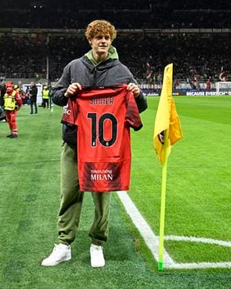 IPP20231128 Football - soccer: UEFA Champions League 2023 2024, A.C. Milan - Borussia Dortmund, Jannik Sinner con la maglia del Milan (Verwendung nur in Deutschland - GERMANY ONLY) *** IPP20231128 Football soccer UEFA Champions League 2023 2024, A C Milan Borussia Dortmund, Jannik Sinner con la maglia del Milan Use only in Germany GERMANY ONLY 